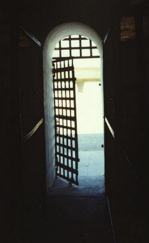 http://darbaremasahelemelli.files.wordpress.com/2010/10/yuma-state-prison-inside-cell.jpg